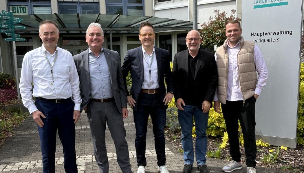 Parterna som undertecknade avtalet på BITO:s huvudkontor i tyska Meisenheim (från vänster): Peter Schmallegger (chef för global försäljning och marknadsföring, PDi Digital), Winfried Schmuck (CEO, BITO-Lagertechnik), Thomas Mayr (CEO, LNConsult), Michael Moosburger (CEO, PDi Digital & CoCEO, VusionGroup GmbH), Christian Mohr (produkt- och affärsutveckling, BITO-Lagertechnik). Foto: Bito