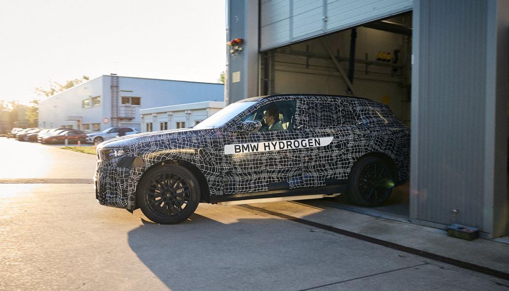 I dag är BMW den enda tyska biltillverkaren som fortfarande bedriver omfattande forskning och utveckling kring bränslecellsbilar. Tidigare satsningar från aktörer som Daimler, Stellantis och Honda har antingen lagts ned eller kraftigt reducerats. På marknaden finns i nuläget endast ett fåtal modeller att köpa, där Toyota Mirai är den mest etablerade. Hyundai Nexo väntas få en efterföljare under de kommande åren. Foto: BMW