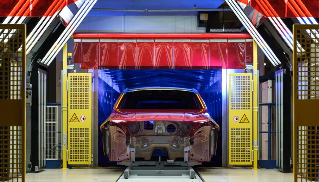 BMW planerar vätgasledning direkt till bilfabrik. Biljätten tecknar avtal om en två kilometer lång ledning som ska kopplas till Tysklands stora centrala vätgasnät. Ett steg som enligt bolaget gör fabriken till den första i världen med egen vätgasanslutning via pipeline. Bild: Torkanläggning vid BMW:s bilfabrik i Leipzig. Foto: BMW