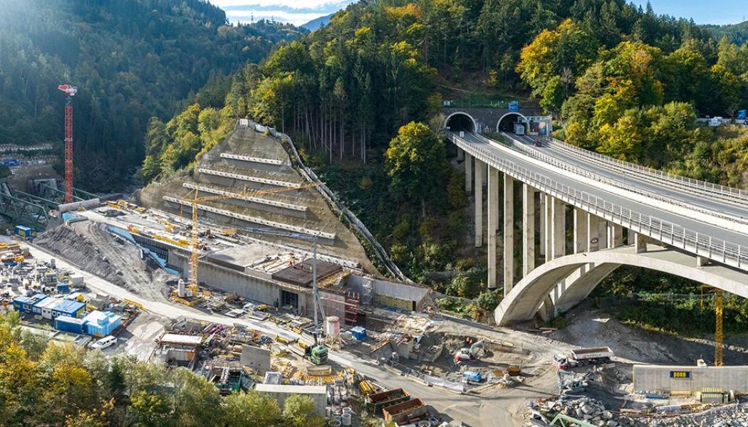 Byggnadsarbetet i Sillravinen inkluderar flera moment: byggandet av det norra portalområdet för Brenner Basistunnel, två stålbroar över Sillfloden, en 130 meter lång täckt tunnel vid foten av Bergisel och en 290 meter lång stödmur. Dessutom omfattar projektet flodtekniska åtgärder, som att säkerställa fiskens passage och förbättrat översvämningsskydd. Foto: Brenner Basistunnel-projektet