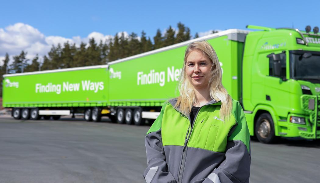 Victoria framför en av Brings nya lHCT-ekipage – High Capacity Transport. Lastbilen tillåter en total fordonslängd på upp till 34,5 meter. Foto: Bring