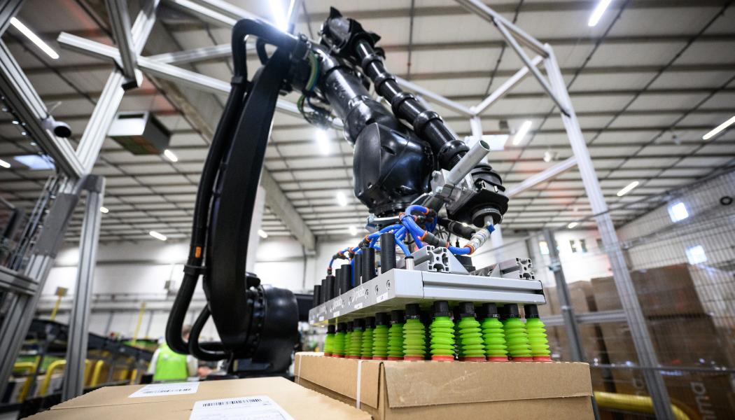 Att plocka tunga paket kan vara både enformigt och slitsamt. Men inte för en robot. Foto: Bring