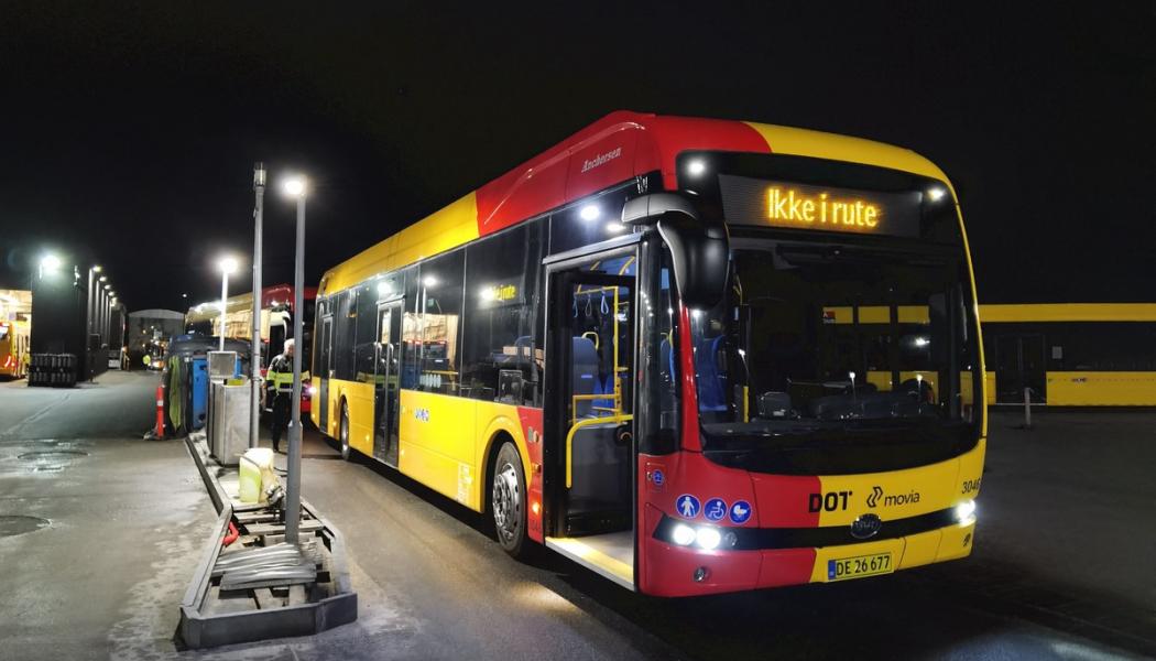 BYD har genomfört ytterligare en leverans av sina elektriska nollutsläppsbussar till Danmark. Totalt 21 nya generationens 13-meters BYD lågentré e-bussar överlämnades nyligen till den danska bussoperatören Anchersen A/S i Köpenhamn. Foto: BYD