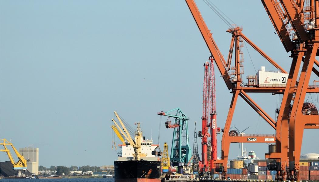 Stiltje i tysk exporthamn. Utan omfattande reformer kan landet förlora ytterligare konkurrenskraft på den internationella marknaden. För att bryta utvecklingen behöver politiken satsa på strategiska tillväxtområden som innovation, digitalisering och infrastruktur. Foto: Public Domain Kredit. Pixabay