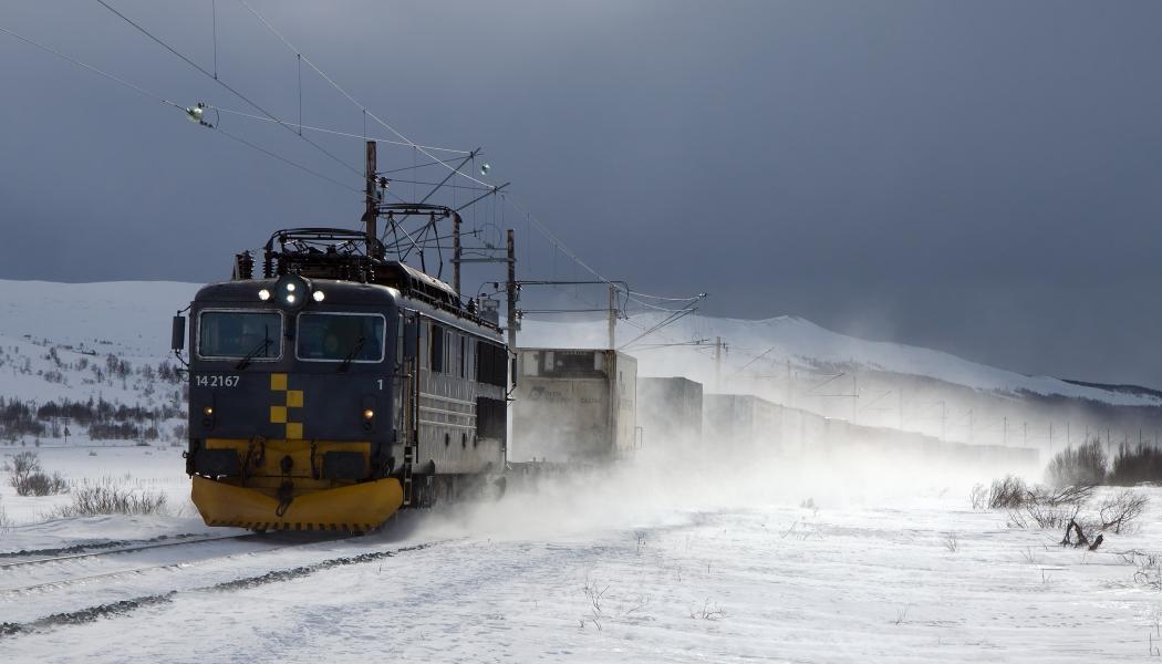 CargoNets godståg El 14 på Dovrebana, nära Dombås, Norge. Foto: Wikipedia Common, kredit: David Gubler