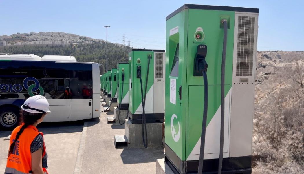 MOBILEcharge är enligt tillverkaren ett laddningshanteringssystem som inte bara övervakar och reglerar laddningen av elbussar utan också integrerar olika gränssnitt för att underlätta kommunikation med depåhantering och andra relevanta system. Detta möjliggör bättre hantering av elbussflottan, optimering av driften och kostnadsbesparingar.Foto: Optibus/ sustainable-bus.com
