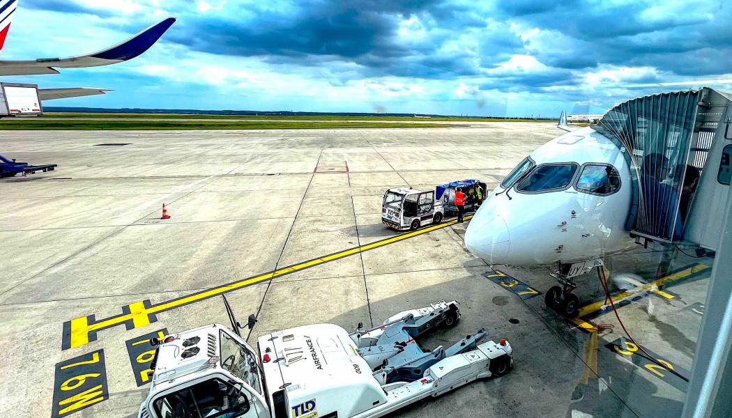 Tankning vid Charles de Gaulles flygplats i Paris. Flygbolag varnar för ökade kostnader när EU:s krav på syntetiskt flygbränsle närmar sig. Foto: Wikipedia Commons Lic. Kredit: Mike Peel.