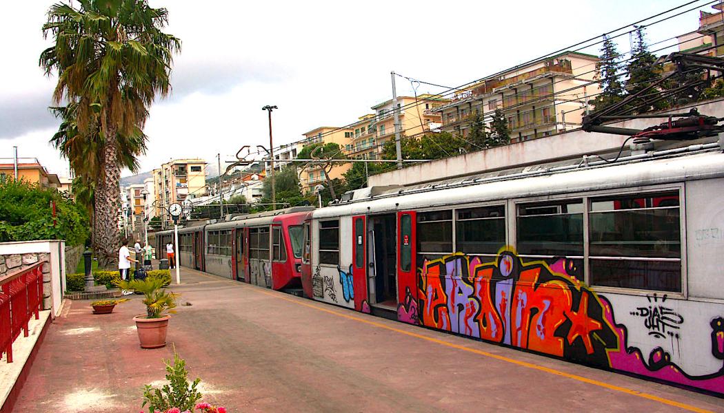 Stadler levererar nya tåg till italienska järnvägssträckan Circumvesuviana. Bilden visar stationen Sorrent. Foto: Wikipedia Common Lic. Kredit: Olaf Baumann