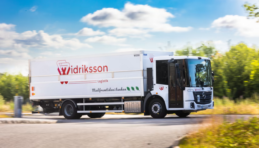 Widriksson Logistik satsar på trafiksäkerhet och arbetsmiljö genom ny distributionsbil från Mercedes-Benz. Foto: Widriksson