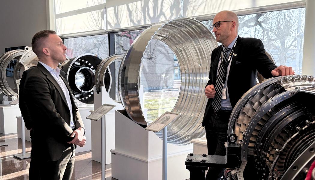 Erik Slottner och Martin Wänblom, vd på GKN Aerospace Sweden. Foto: GKN Aerospace