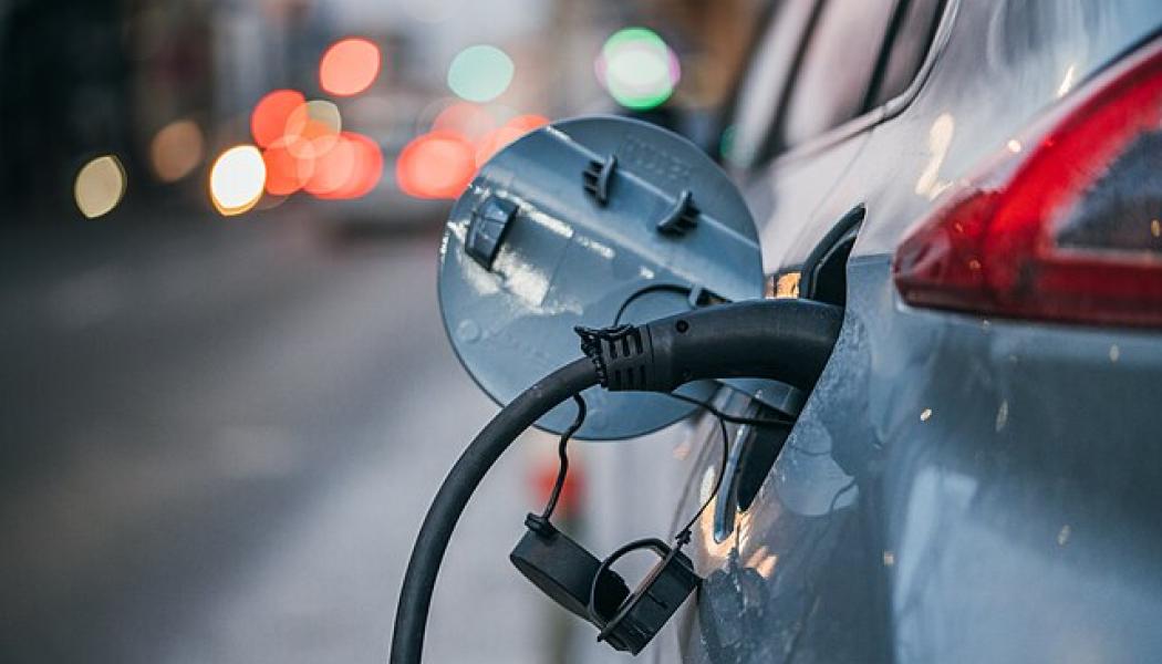 Sen långsamma elektrifiering inom transportsektorn förväntas öka användningen av fossilt bränsle. Foto: Ivan Radic/Wikimedia Commons