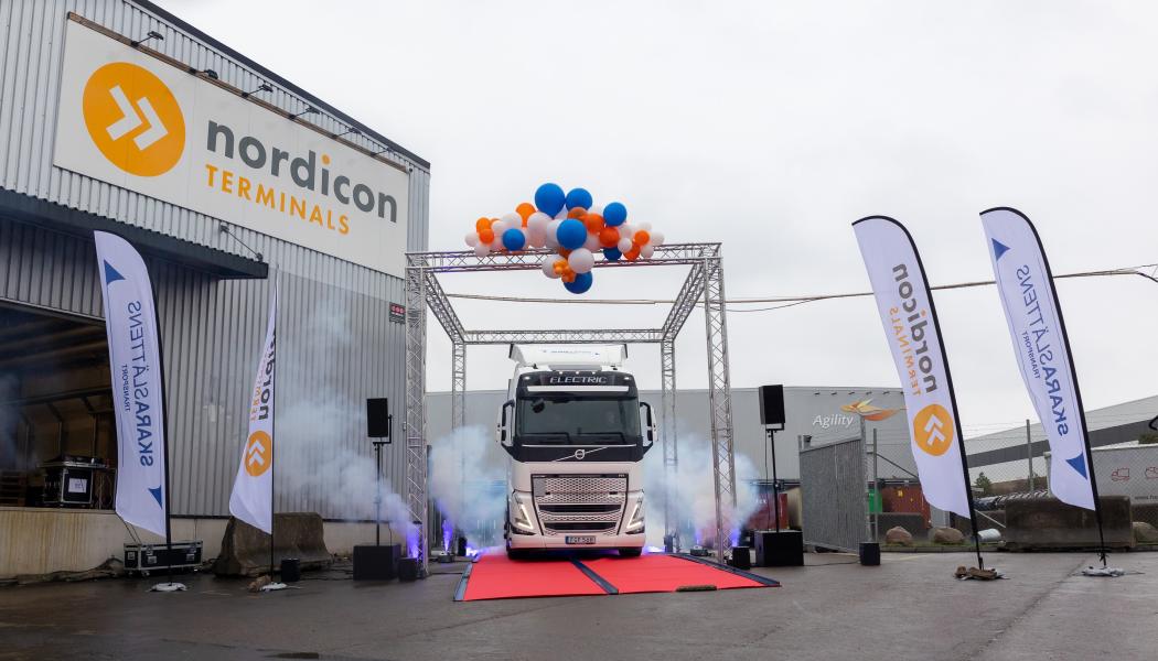 En av de nya ellastbilarna rullar in på samlastningsbolaget Nordicons terminal i ytterhamnarna. Därifrån kommer den att köra skytteltrafik till och från Göteborgs hamns containerterminal som driftas av APM Terminals. Bild: Göteborgs Hamn AB.