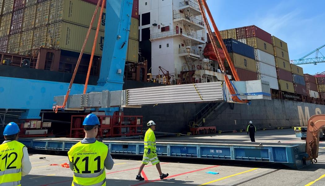 Utskjutande balkar lastas ombord på containerfartyget MSC England för transport till New York. Foto: MSC Sweden.