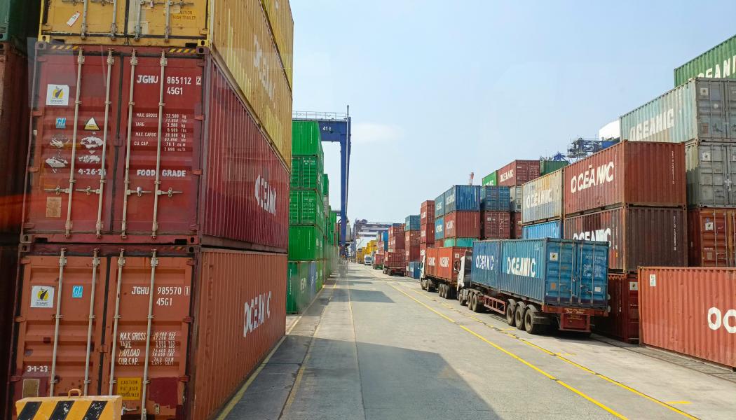 Andelen containerkapacitet som drivs utanför de stora rederialliansen minskar snabbt på rutten mellan Asien och Nordamerikas västkust. Foto: portcalls asia / unsplash