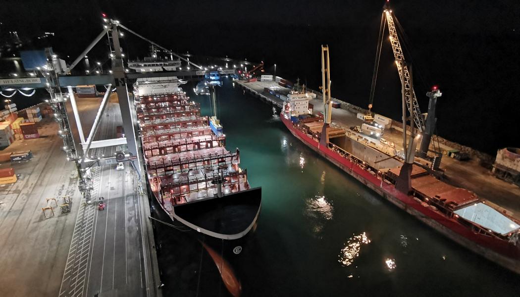 Dettifoss, ett av Eimskips containerfartyg under kran 19 i Västhamnen i Helsingborg. När hamnens nya landströmsanläggning tas i drift kan fartyg som detta försörjas med el direkt från land under sin kajvistelse. Foto: Actemium