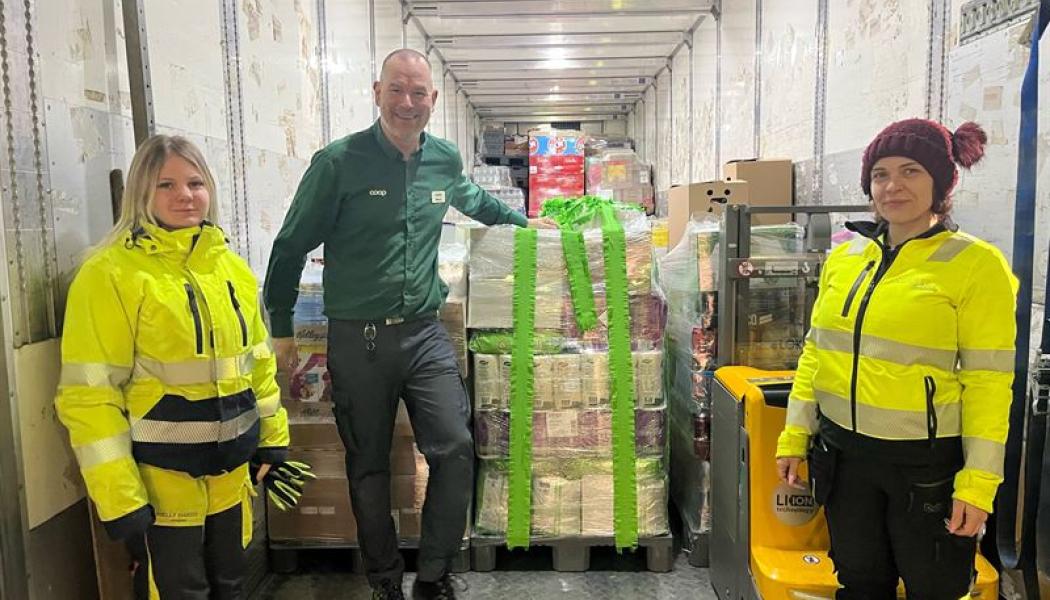 Michael Engback, butikschef på Stora Coop Garnisonen i Linköping, tog emot den första pallen från Coops nya helautomatiserade varuterminal i Eskilstuna. Foto: Coop