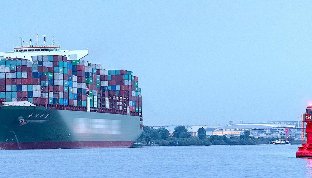 Fartyg med container lämnar Hamburgs hamn, kanske mot USA. Foto: Hamburg Port Authority