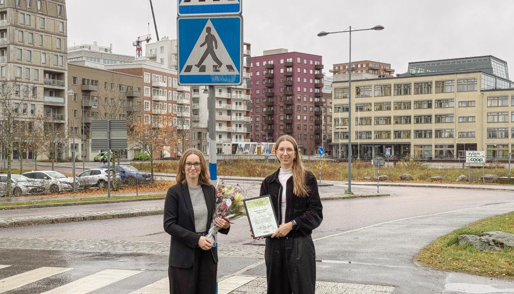 Märta Martin-Granlund (till vänster) överlämnar cykelpriset till Edit Holmqvist, Kommunstyrelsen, Sundbybergs stad. Foto: Centerpartiet
