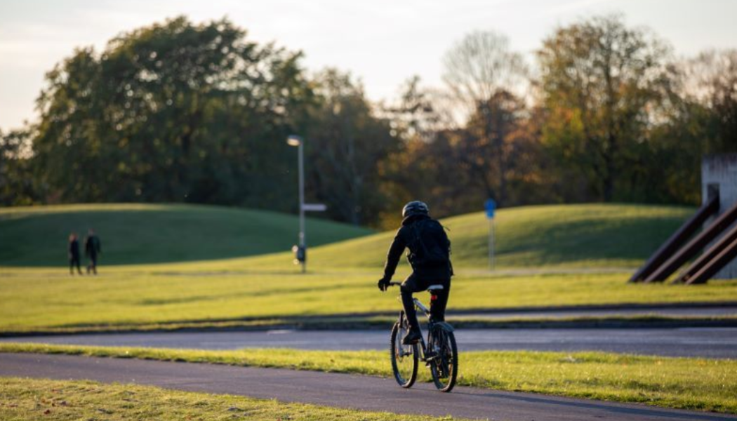 Om vi väljer att cykla påverkas av konkreta förhållanden som bra väder och att det är lagom avstånd till dit man ska cykla. Foto: Liza Simonsson