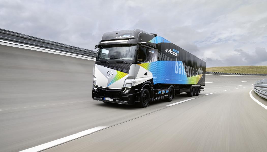 Dachser skriver avsiktsförklaring gällande 50 eldrivna lastbilar av Mercedes-Benz modell eActros LongHaul. Foto: Dacher