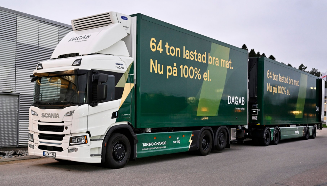 Lastbilens kylanläggningen drivs av fordonets batterier medan kylningen i släpet sker med separata batterier. Foto: Scania