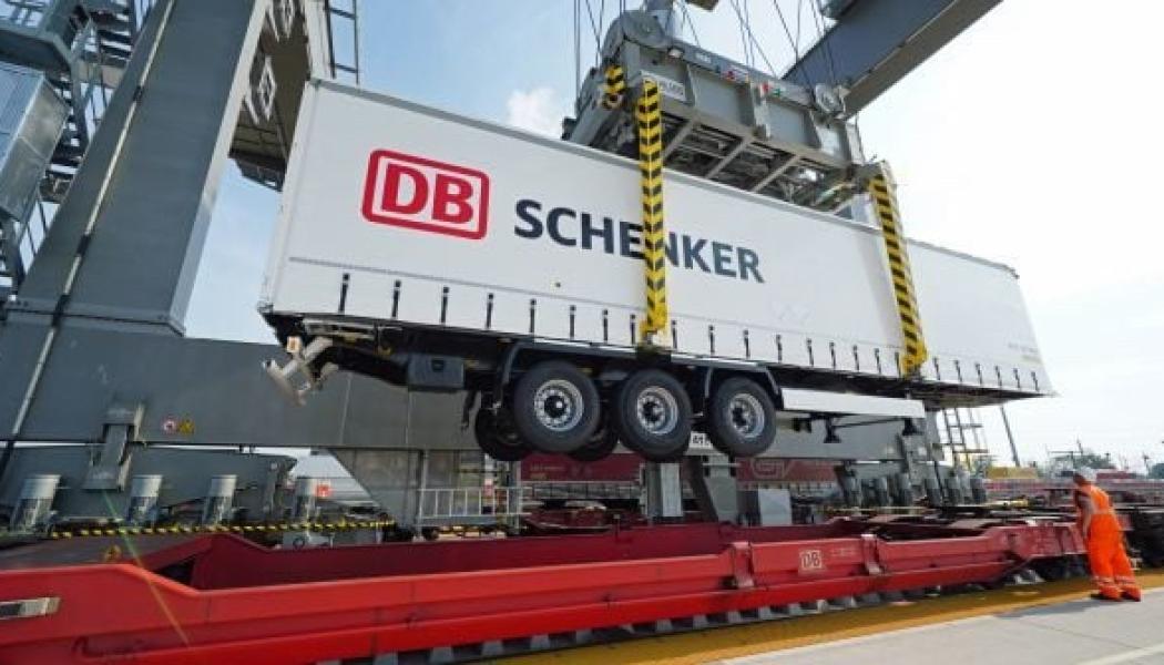 Schenker/DB lastar kombifrakt. Foto: DB-Schenker