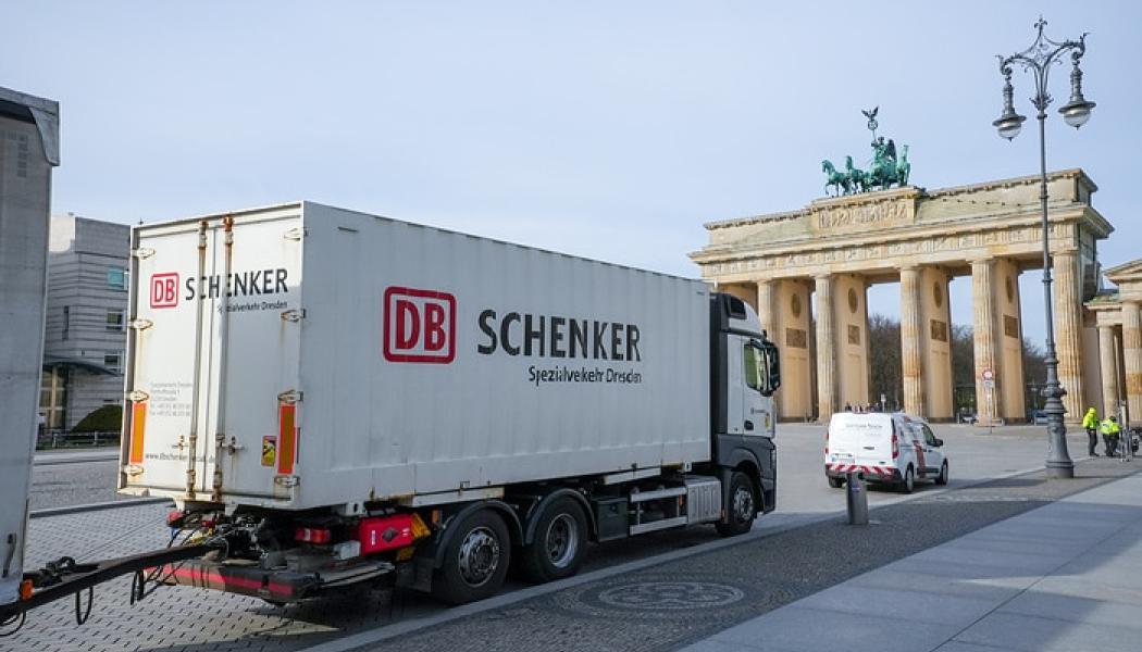 Schenker lastbil vid Brandenburger Tor i Berlin. Deutsche Bahn har under en tid försökt sälja sitt logistikbolag DB Schenker, och nu rapporteras att en försäljning till DSV är nära förestående. Foto: Deutsche Bahn AG / Volker Emersleben