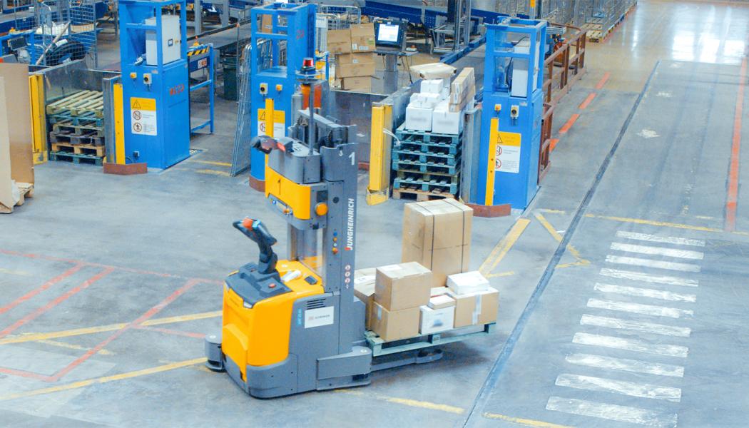 Paket på DB Schenkers sorteringsanläggning i Borås. Foto: Jungheinrich