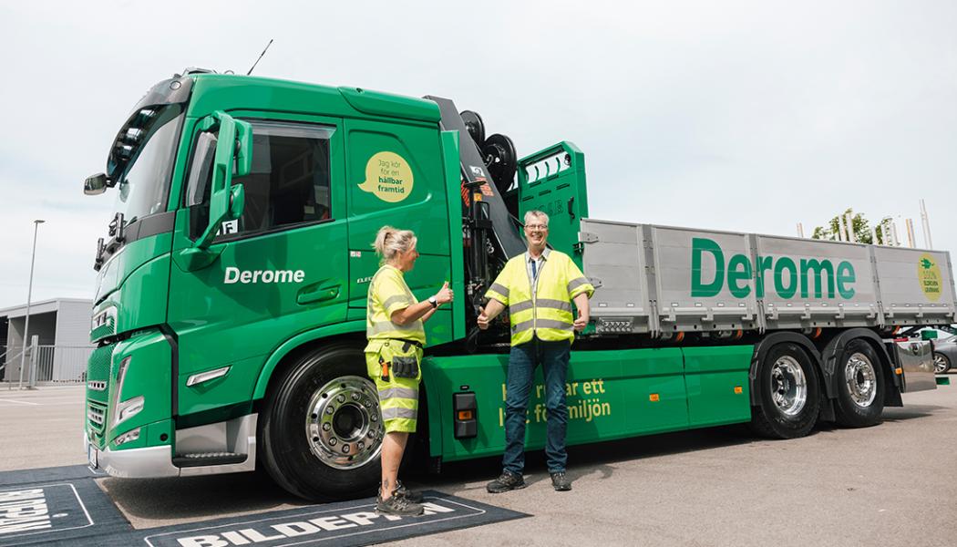 Kranbilen flankeras av Linda Johansson Chaufför och Glenn Eliasson Transportchef inom Derome. Foto: Derome