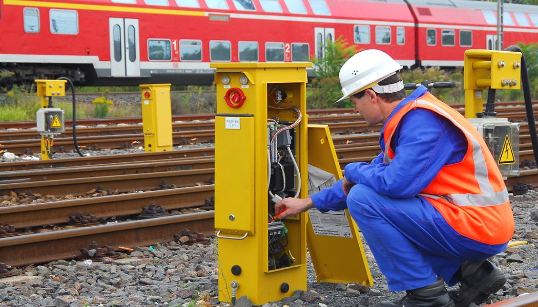 Punktligheten för Deutsche Bahns fjärrtåg nådde i september 2025 en ny bottennivå. Endast drygt hälften av tågen anlände i tid. Med kombinationen av byggkaos, sabotage och ledningskris ser Deutsche Bahn ut att gå mot ett nytt förlustår för förtroendet bland resenärerna. Foto: Deutsche Bahn