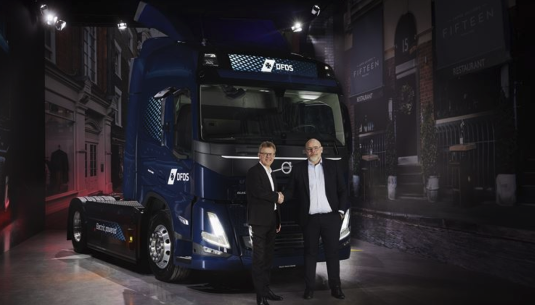 DFDS har nu beställt totalt 225 eldrivna lastbilar av Volvo, vilket är den största flottan i Europa. Till vänser, Roger Alm, vd Volvo Lastvagnar, till höger Niklas Anderson, Executive Vice President och chef för logistikavdelningen på DFDS. Foto: Volvo