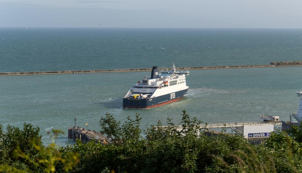 En DFDS-färja lämnar hamnen i Dover en molnig dag. Foto: Thivanika Uthayakumaran/Unsplasy