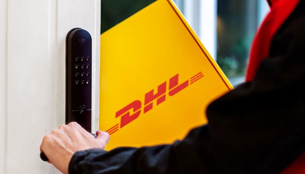 Chauffören får en engångskod till Yale-låset och kan ställa paketet direkt innanför ytterdörren. Foto: DHL
