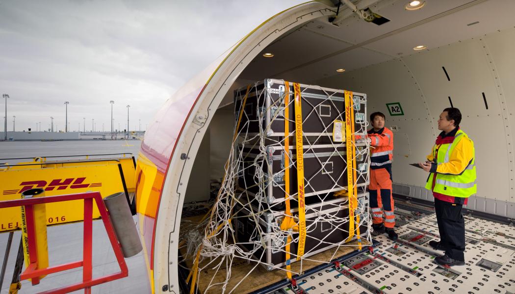 Tjänsten stöds av ett flyg- och marknätverk som ska säkerställa kapacitet, förutsägbara ledtider och globalt enhetliga hanteringsstandarder. Foto: DHL