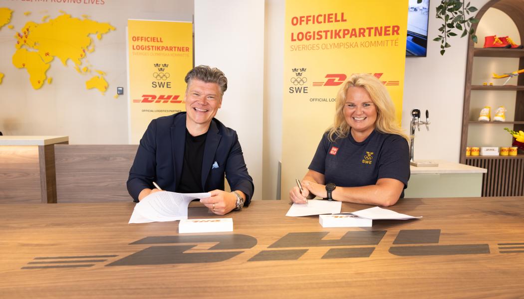 Åsa Edlund Jönsson, generalsekreterare på Sveriges Olympiska Kommitté och Peter Ervasalo, vd DHL Express Sverige, signerar avtalet. Foto: DHL