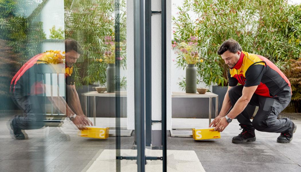 7 miljoner svenskar nu kan få DHL:s mindre paket levererade direkt hem till dörren Foto: DHL