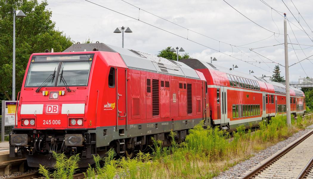 RE med diesellok 245 006 i Langenargen. Foto: Wikipedia Commons Lic. Kredit: JoachimKohler-HB –
