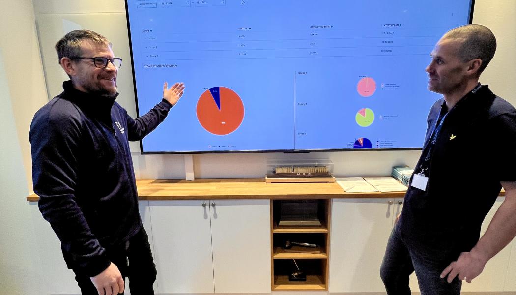 Rickard Stensson, digitaliseringsansvarig demonstrerar hur det nya verktyget kan ge snabbare beslutsunderlag för Fredrik Sandberg, t.f. ekonomichef. Foto: Norrköpings hamn