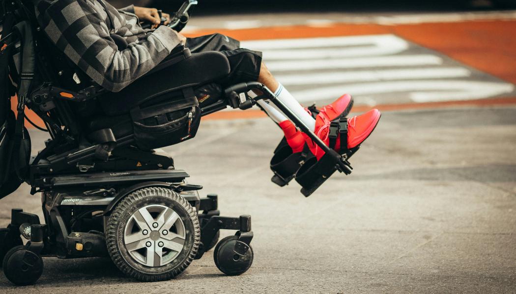 I det ena fallet ifrågasattes personen när chauffören felaktigt påstod att rullstolen var för tung. Foto: Jon Tyson/Unsplash