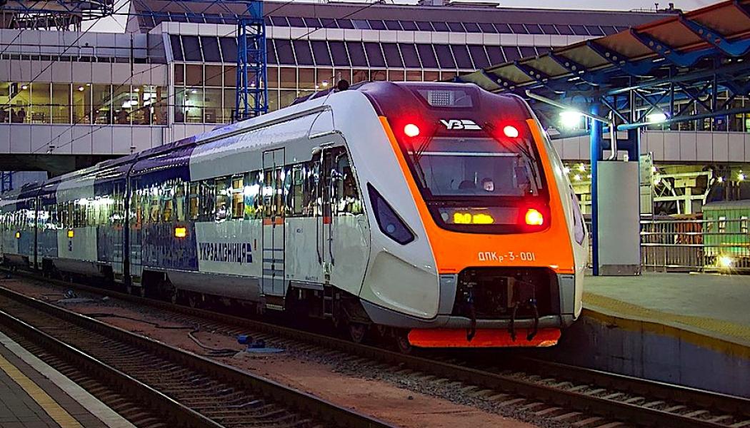 Ett modernt Ukrzaliznycja- tåg nummer ДПКР3-001 vid Kievs centralstation för passagerartrafik. Foto: Wikipedia Common, kredit: Volodimir Kriniskjiii 