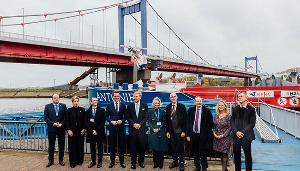 Nederländska kungen (femte från vänster) bekantar sig med ett nytt stort vätgasprojekt i tyska Duisburgs hamn. Foto:PR: Condor H2 | Port of Rotterdam