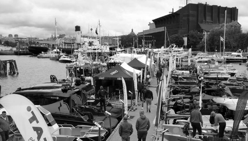 Work boats, eller arbetsbåtar, är båtar som används för yrkesbruk, fiske, persontransporter, dykeri, entreprenadarbeten, sjömätning, assistansservice, lotstjänster, bogsering, bärgning och blåljusenheter. Idag är de även mycket populära bland privatpersonen som är i behov av rejälare båtar för att till exempel ta sig till sitt hus året om. Foto: Work Boat Mässan