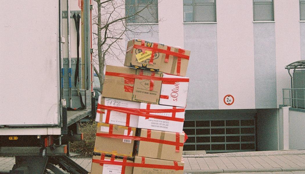 E-handeln driver upp paketvolymerna i Sverige, samtidigt som konkurserna ökar i delar av transportsektorn, särskilt inom post- och kurirverksamhet. Foto: Markus Spiske/Unsplash