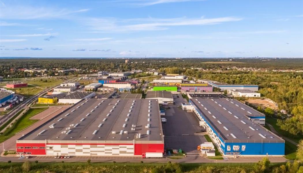 J13 ligger vid motorvägen som kopplar samman Helsingfors, Tallinn och Riga och anses ha ett strategiskt fördelaktigt läge inom Estland. 