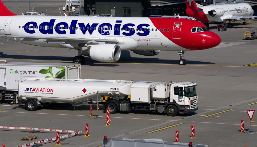 Flyget är på väg mot renare framtid, men utvecklingen går långsamt. Flygtrafikens utsläpp väntas öka de kommande åren, eftersom mängden förnybart bränsle som finns tillgängligt växer långsammare än flygtrafiken. 
 Foto: Creative Commons Lic, kredit: b1-foto