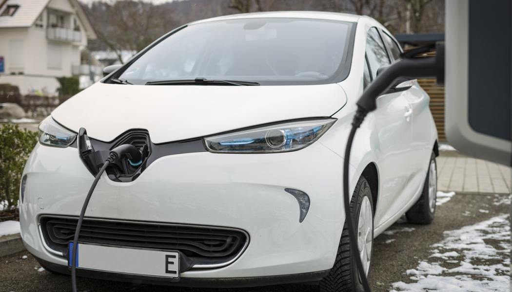 Drygt fem kronor dyrare per mil att ladda bilen publikt än att ladda hemma. Arkivbild