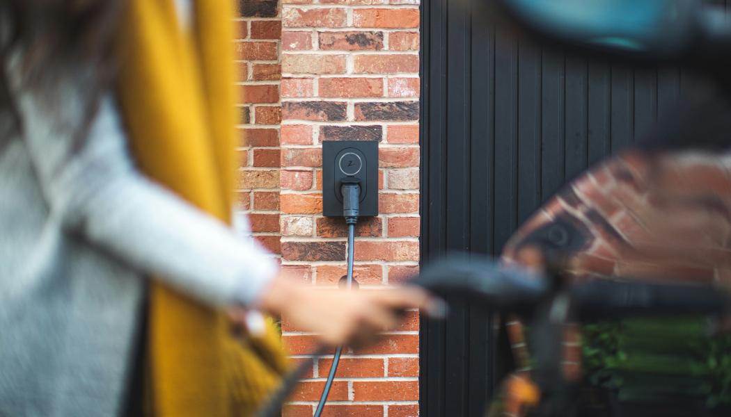 De laddbara personbilarna – elbilar och laddhybrider – utgör fortsatt en majoritet av nyregistreringarna. Foto: Zaptec Unsplash