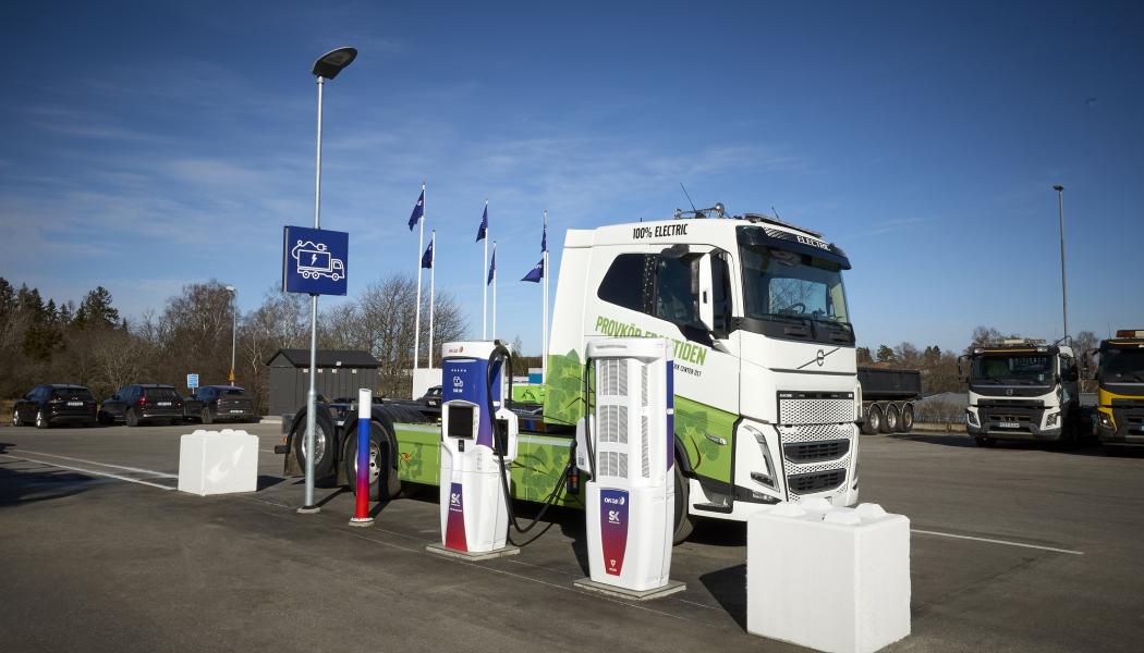 Ellastbil vid laddstation. Foto: okq8
