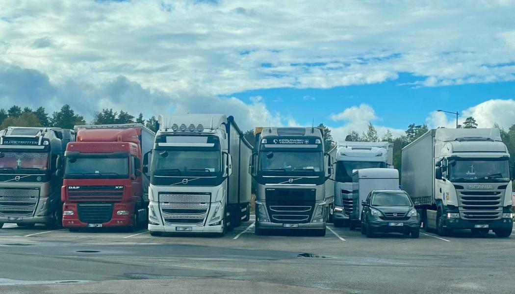 Parkerade tunga lastbilar i Mariestad. Foto: Stina Wickenberg