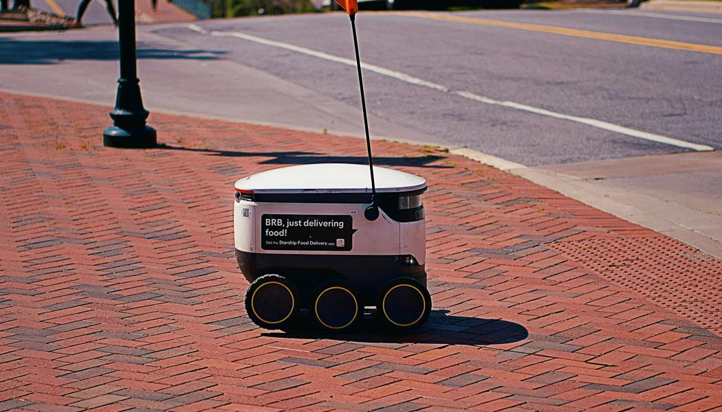 En leveransrobot för mat på väg att korsa gatan i North Carolina, USA Foto: leiada krozjhen/unsplash
